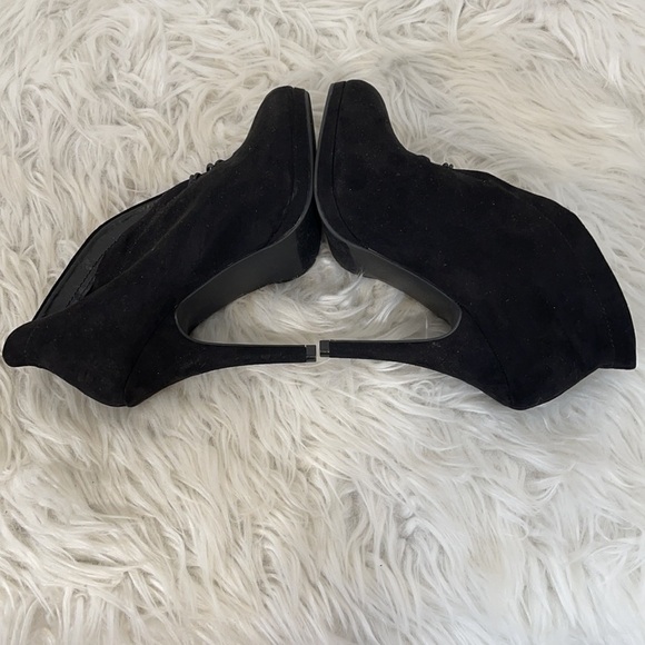 APT. 9 Defined Comfort Suede with Button Detail Black Ankle Booties Size 8 - Picture 5 of 10
